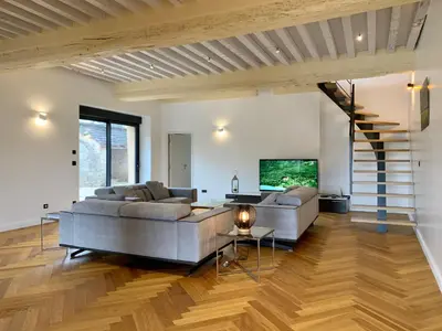 Télévision ou salle de divertissement dans l'établissement Aux Cortons - Maison avec vue sur le vignoble