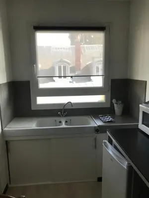 Cuisine ou kitchenette dans l'établissement Le Villeneuve