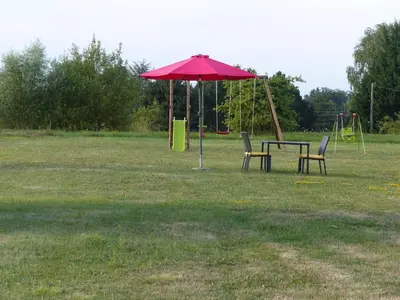Aire de jeux pour enfants de l'établissement Gites Domaine de la Rochere