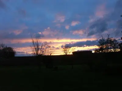 Lever ou coucher de soleil vu de la maison de vacances ou à proximité