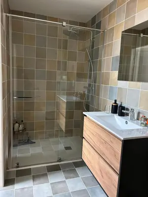 Salle de bains dans l'établissement Les chambres claires Givry