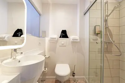 Salle de bains dans l'établissement Contact Hôtel de la Gare et son restaurant Côte à Côte