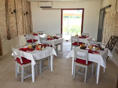 Restaurant ou autre lieu de restauration dans l'établissement Gite 1er Cru - La Loubertine
