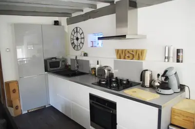Cuisine ou kitchenette dans l'établissement Wood Stone and Wine
