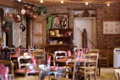 Restaurant ou autre lieu de restauration dans l'établissement Le Relais de l'Abbaye