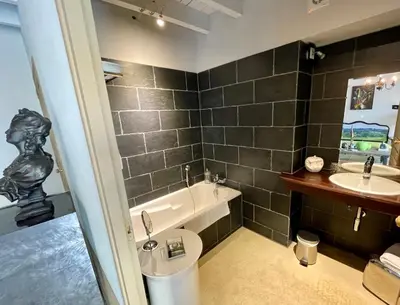 Salle de bains dans l'établissement Chambres d'Hôte Le Clos de L'Argolay