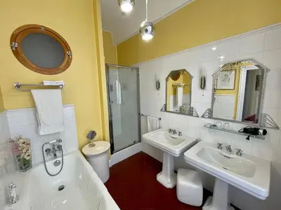 Salle de bains dans l'établissement Chambres d'Hôte Le Clos de L'Argolay