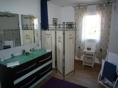 Salle de bains dans l'établissement Le Verger du Sausset