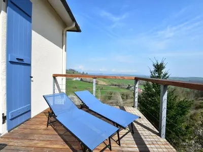 Balcon ou terrasse dans l'établissement Mansion in Cuzy with Shared Pool