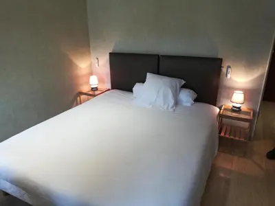 Un ou plusieurs lits dans un hébergement de l'établissement Logis Hôtel de la Poste - Chez Cécile