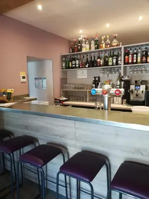 Salon ou bar de l'établissement Logis Hôtel de la Poste - Chez Cécile