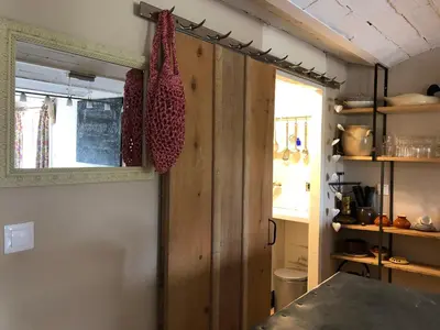 Cuisine ou kitchenette dans l'établissement Vineyard Garden Studio