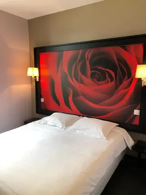 Un ou plusieurs lits dans un hébergement de l'établissement Logis L'Hôtel D'Arc