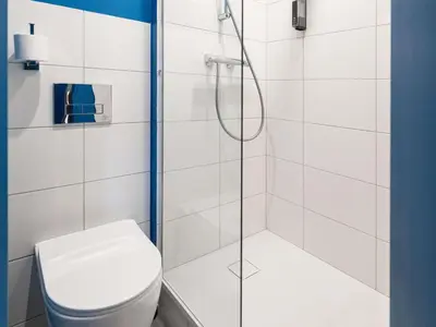 Salle de bains dans l'établissement ibis budget Mâcon Nord