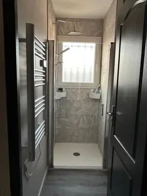 Salle de bains dans l'établissement Flo