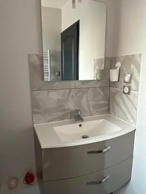 Salle de bains dans l'établissement Flo