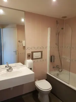 Salle de bains dans l'établissement LOGIS Hotel l'Escargotière Dijon Sud - Chenove