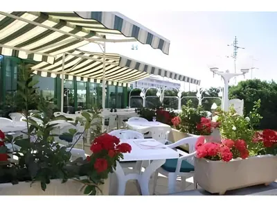 Restaurant ou autre lieu de restauration dans l'établissement LOGIS Hotel l'Escargotière Dijon Sud - Chenove