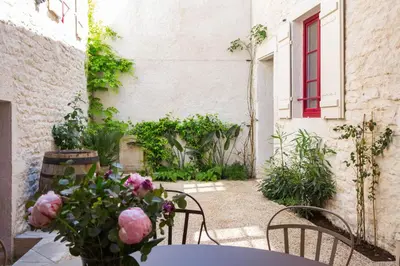 Jardin de l'établissement Les Sarments en Côte d'Or, Gîte d'exception près de Beaune, classé 5 étoiles par Atout France