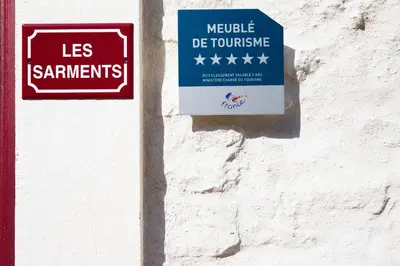 Certificat, récompense, panneau ou autre document affiché dans l'établissement Les Sarments en Côte d'Or, Gîte d'exception près de Beaune, classé 5 étoiles par Atout France