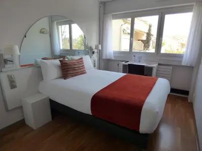 Un ou plusieurs lits dans un hébergement de l'établissement Cit'Hotel Escatel
