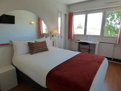Un ou plusieurs lits dans un hébergement de l'établissement Cit'Hotel Escatel