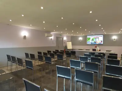 Espace de conférence ou salle de réunion dans l'établissement Cit'Hotel Escatel