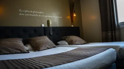 Un ou plusieurs lits dans un hébergement de l'établissement Hôtel Parc Adélie - Logis Hôtels
