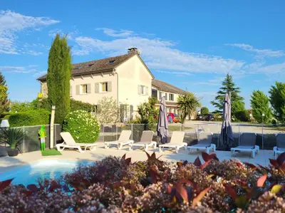 Jardin de l'établissement Hôtel Parc Adélie - Logis Hôtels