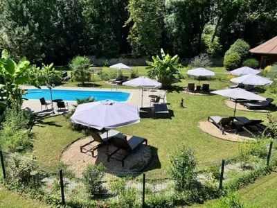 Piscine de l'établissement Château de Challanges ou située à proximité