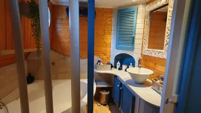 Salle de bains dans l'établissement PENICHE ONDINE