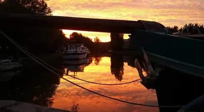 Lever ou coucher de soleil vu de le bateau ou à proximité