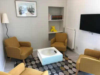 Télévision ou salle de divertissement dans l'établissement La Maison de Jules