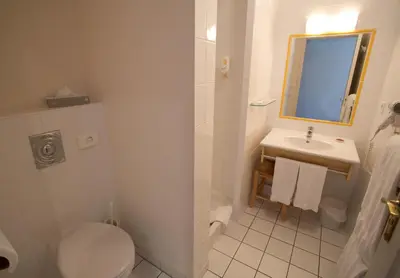 Salle de bains dans l'établissement Hotel l'Orée Des Vignes