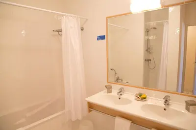 Salle de bains dans l'établissement Hotel l'Orée Des Vignes