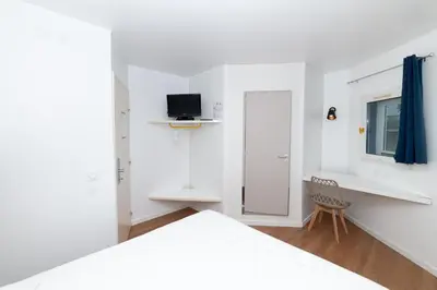 Télévision ou salle de divertissement dans l'établissement Kyriad Direct Macon Sud