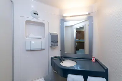 Salle de bains dans l'établissement Kyriad Direct Macon Sud