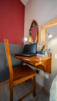 Télévision ou salle de divertissement dans l'établissement Le Relais Du Canalou