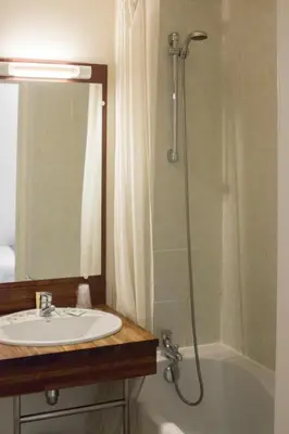 Salle de bains dans l'établissement Le Relais Du Canalou