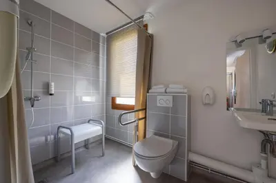 Salle de bains dans l'établissement The Originals City, Hôtel Mâcon Sud