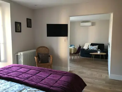 Télévision ou salle de divertissement dans l'établissement LA MAISON DE MARION