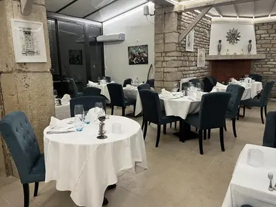Restaurant ou autre lieu de restauration dans l'établissement Logis Le Marronnier