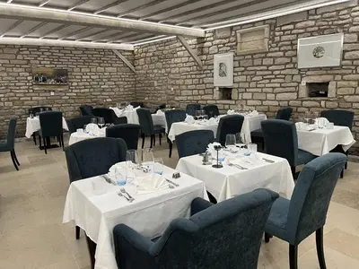 Coin salon dans l'établissement Logis Le Marronnier