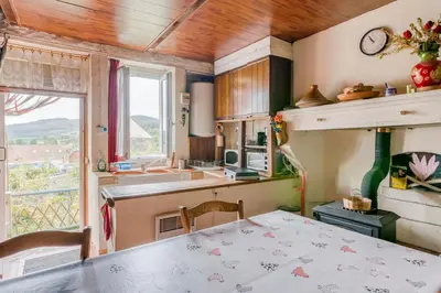 Cuisine ou kitchenette dans l'établissement le relais de Sommant