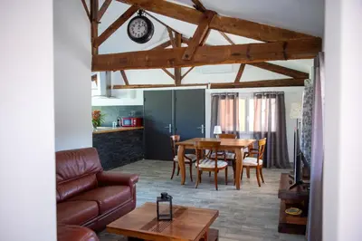 Cuisine ou kitchenette dans l'établissement Domaine des jardins de la Saône