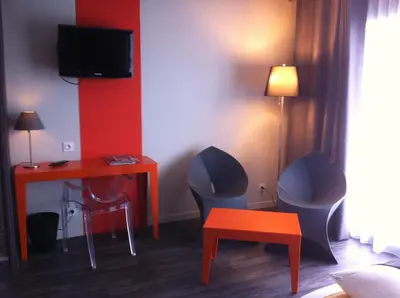 Télévision ou salle de divertissement dans l'établissement Golf Hotel Colvert - Room Service Disponible