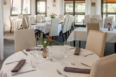 Restaurant ou autre lieu de restauration dans l'établissement Logis Le Saint Cyr
