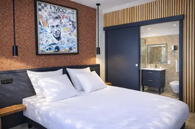 Un ou plusieurs lits dans un hébergement de l'établissement Logis Hôtel-Restaurant Au Vieux Morvan, au cœur de la Bourgogne, Piscine & Spa, Hôtel Climatisé