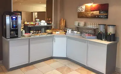 Cuisine ou kitchenette dans l'établissement Logis Hôtel-Restaurant Au Vieux Morvan, au cœur de la Bourgogne, Piscine & Spa, Hôtel Climatisé