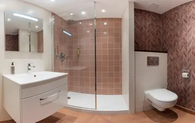 Salle de bains dans l'établissement Hôtel du Béryl, Lons-le-Saunier